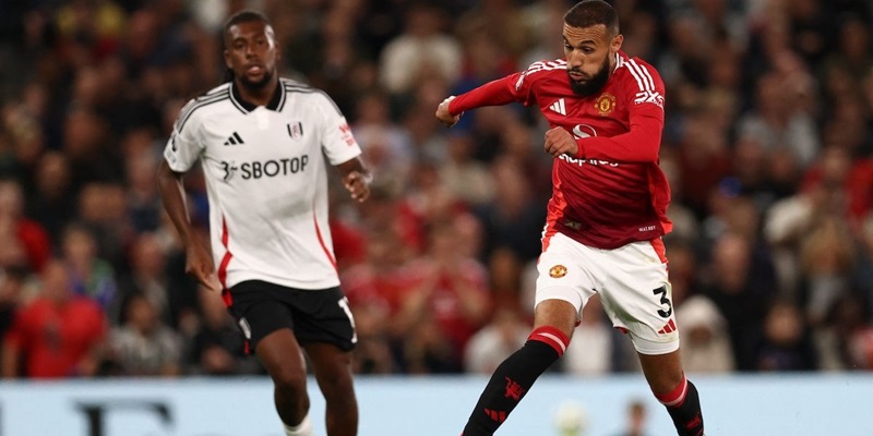 Mazraoui giúp nâng cấp hành lang biên của MU